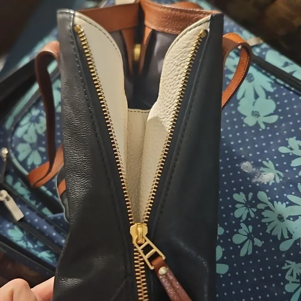 Fossil Gwen Shopper Tote – Black Goat Leather + Brown Trim, Zip Sides